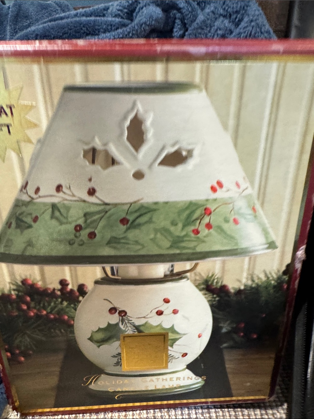 Festive Holly Ceramic Table Lamp in Cream & Green